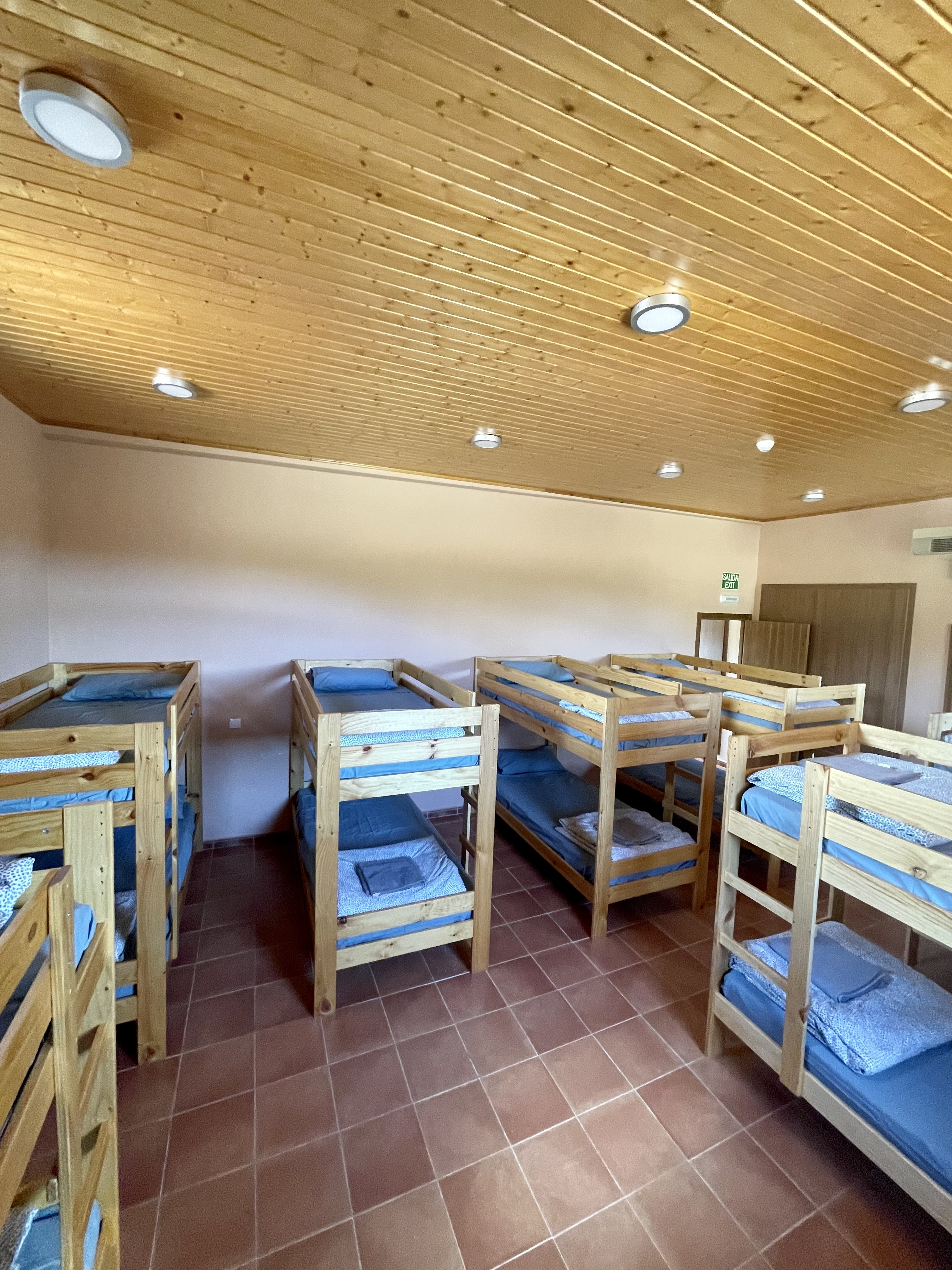 Habitación compartida con literas del Albergue de Griegos